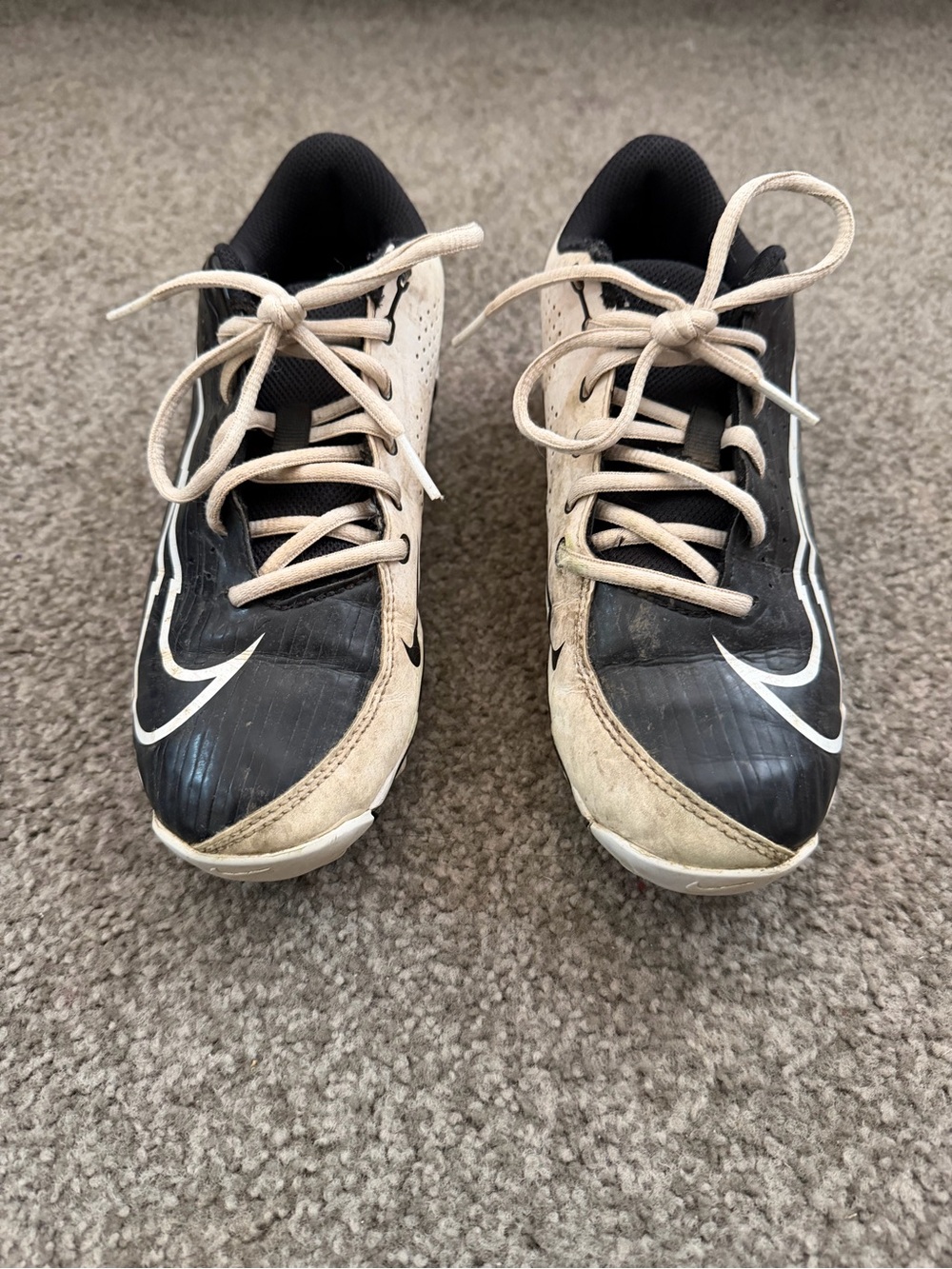 Nike White and Black Softball 🥎 Cleats